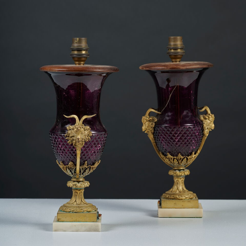 Paire de vases de forme Médicis en cristal rouge et monture en bronze doré du XIXe si&...: Paire de vases de forme Médicis en cristal rouge et monture en bronze doré du XIXe siècle (montés en lampe) A pair of 19th century Medici-shaped vases in red crystal with