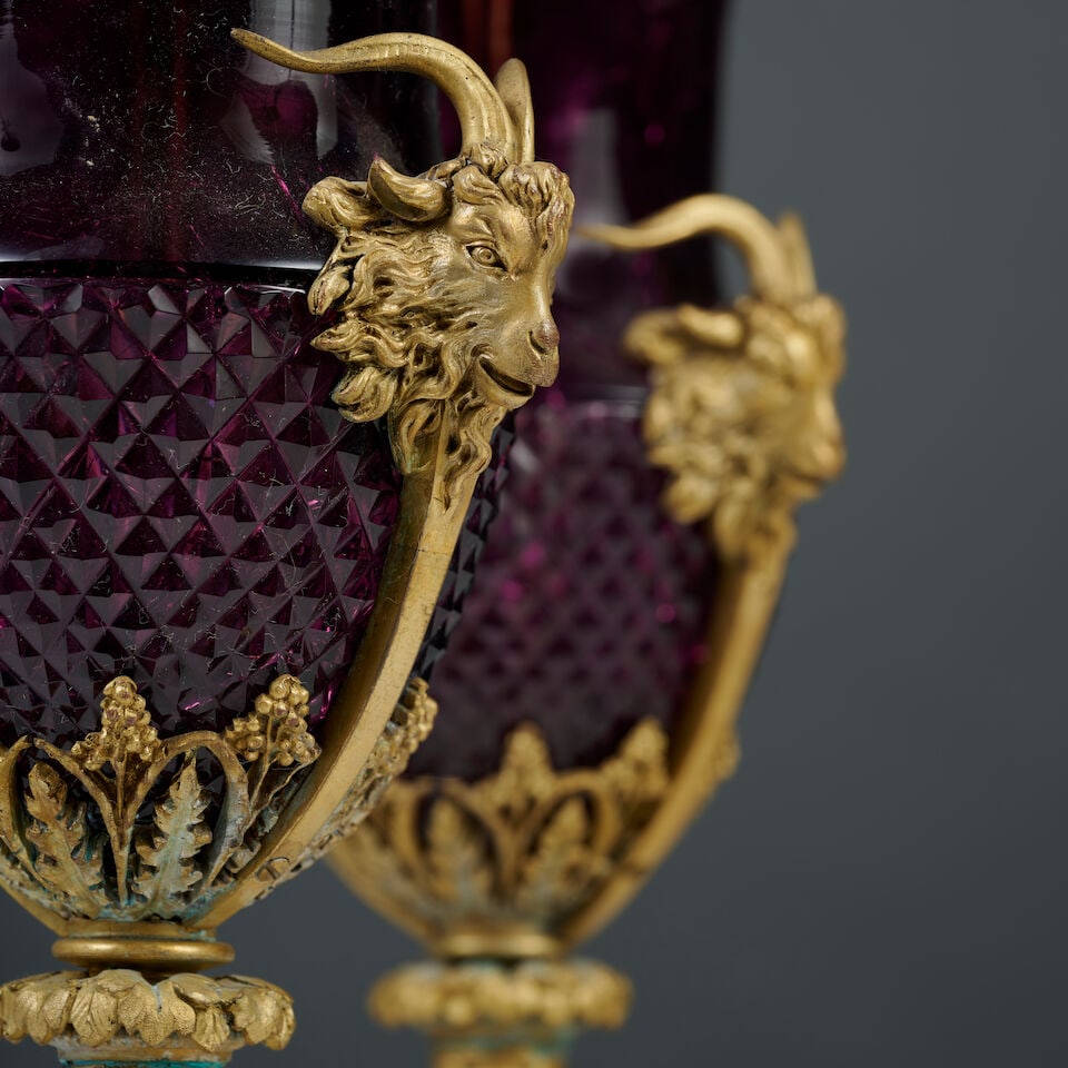 Paire de vases de forme Médicis en cristal rouge et monture en bronze doré du XIXe si&... - 2