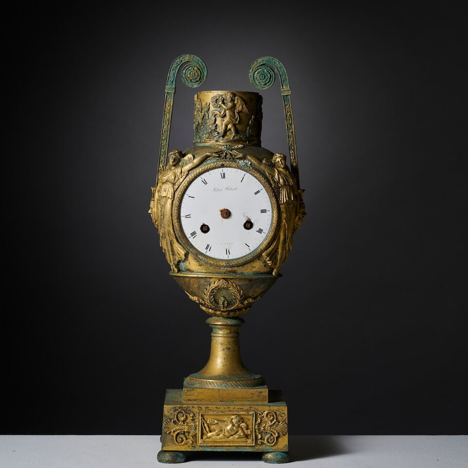 Pendule en forme de vase en bronze doré et ciselé d'époque Empire A vase-shaped c...: Pendule en forme de vase en bronze doré et ciselé d'époque Empire A vase-shaped clock in gilt-bronze, first half of the 19th century Le cadran émaillé blanc signé de Juli