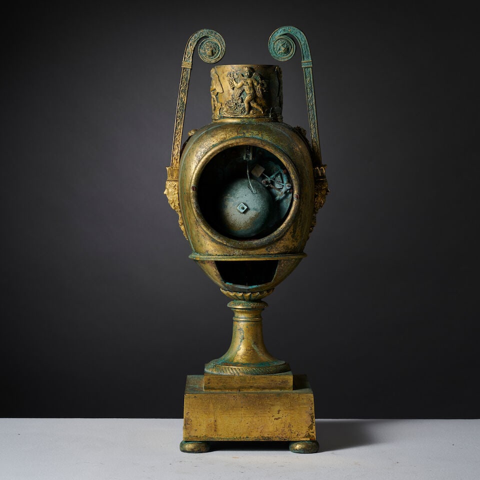 Pendule en forme de vase en bronze doré et ciselé d'époque Empire A vase-shaped c... - 2