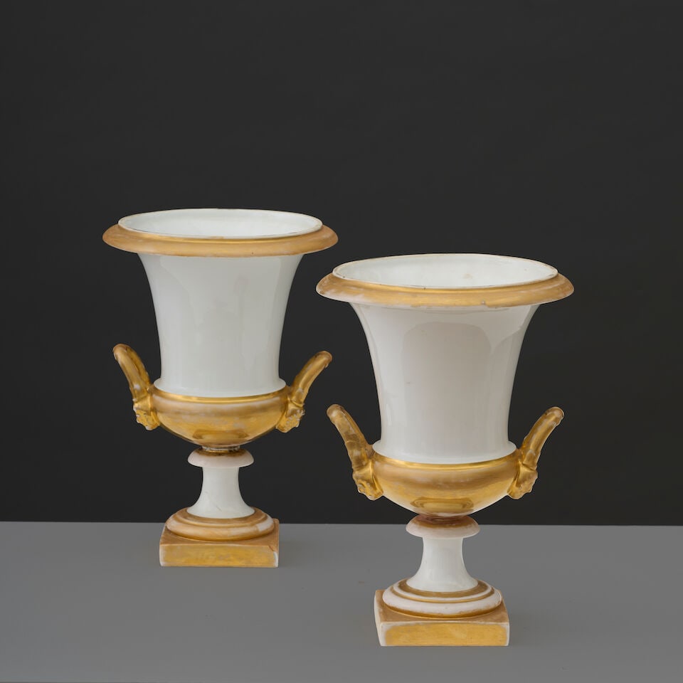 Paire de vases médicis en porcelaine blanche et à fond or, d'époque Restauration ...: Paire de vases médicis en porcelaine blanche et à fond or, d'époque Restauration A pair of parcel-gilt Medici vases, first half of the 19th century (un cassé en diagonale à