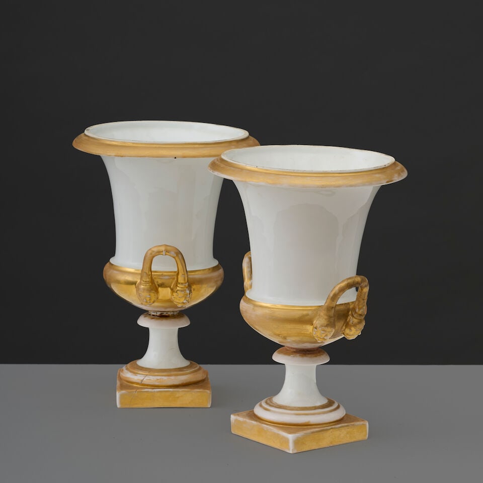 Paire de vases médicis en porcelaine blanche et à fond or, d'époque Restauration ... - 2