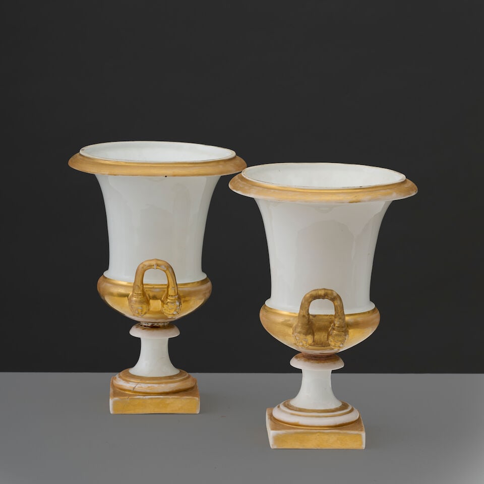 Paire de vases médicis en porcelaine blanche et à fond or, d'époque Restauration ... - 3