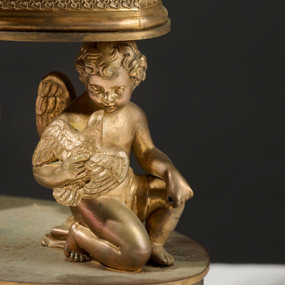 Vide poche de forme navette en bronze doré et patiné, les montants en forme d'amours j... - 2