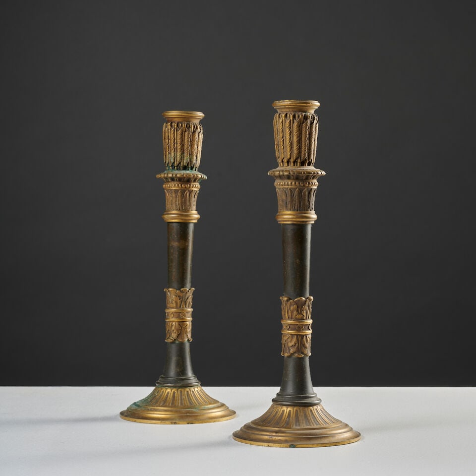 Paire de flambeaux en forme de carquois en bronze patiné et doré du XIXe siècle A...: Paire de flambeaux en forme de carquois en bronze patiné et doré du XIXe siècle A pair of quiver-shaped candlesticks in patinated and gilt-bronze, 19th century Base circulaire. (manque