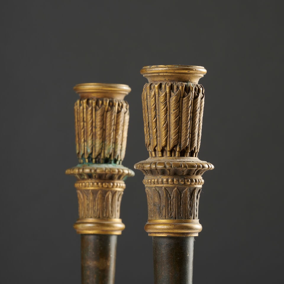 Paire de flambeaux en forme de carquois en bronze patiné et doré du XIXe siècle A... - 2