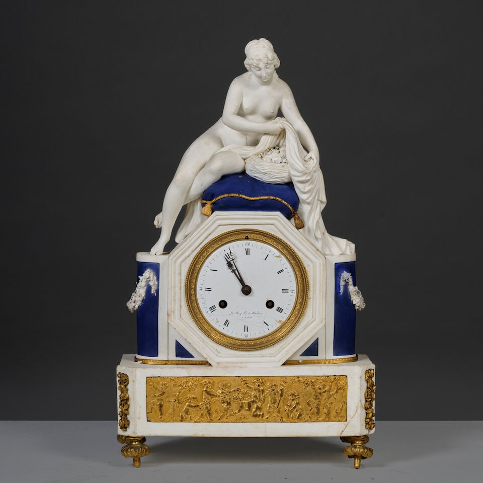 Nast. Pendule en biscuit et bronze doré d'époque Restauration Nast. A mantel clock in ...: Nast. Pendule en biscuit et bronze doré d'époque Restauration Nast. A mantel clock in biscuit and gilt-bronze, first half of the 19th century Le mouvement et le cadran, émaillé bla