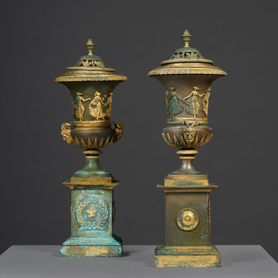 Paire de grands vases couverts de forme Médicis en bronze patiné et doré d'é...: Paire de grands vases couverts de forme Médicis en bronze patiné et doré d'époque Empire A pair of large covered Medici vases in patinated and gilt-bronze, first half of the 19th c