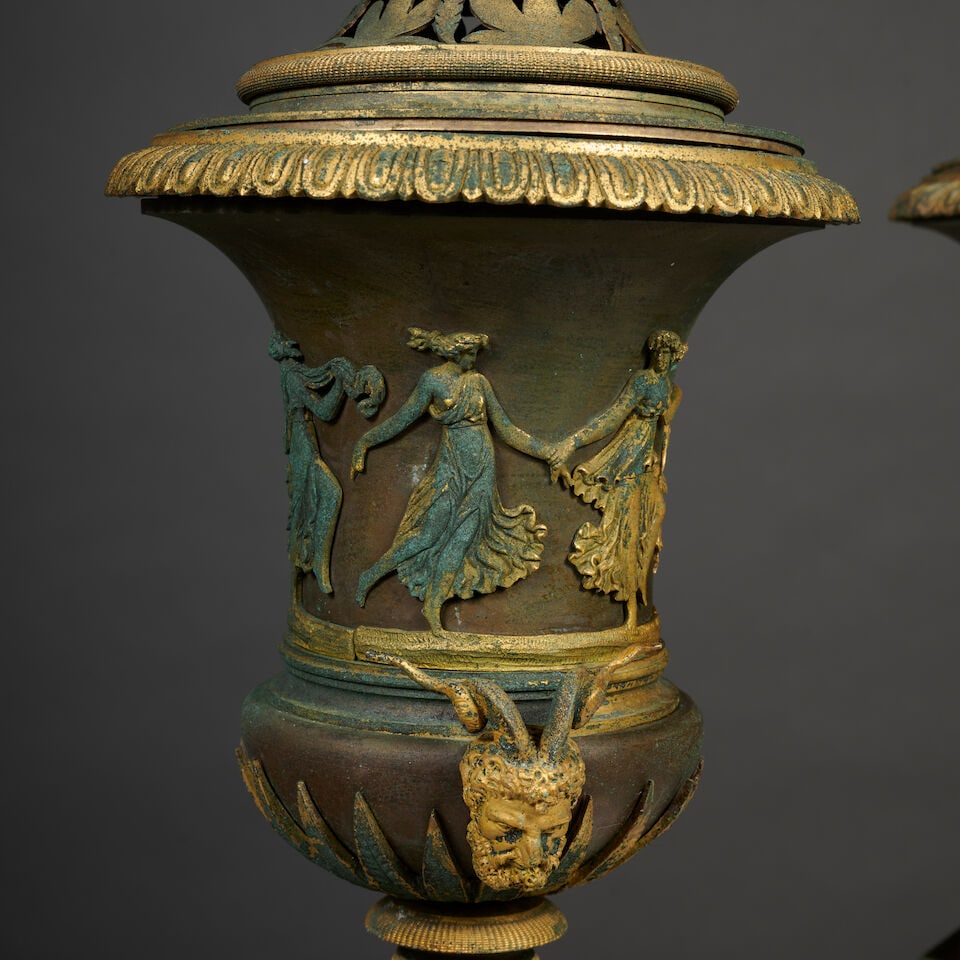 Paire de grands vases couverts de forme Médicis en bronze patiné et doré d'é... - 4
