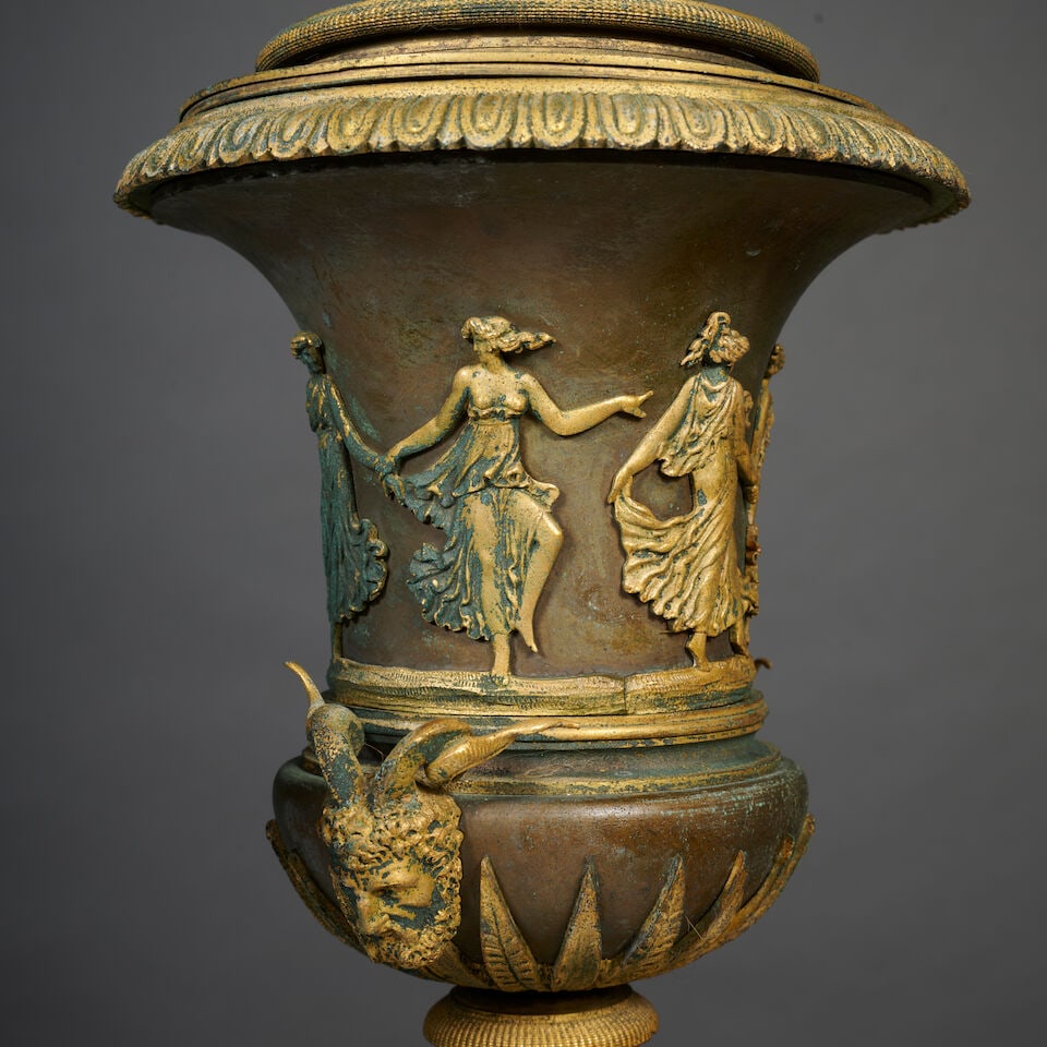 Paire de grands vases couverts de forme Médicis en bronze patiné et doré d'é... - 6
