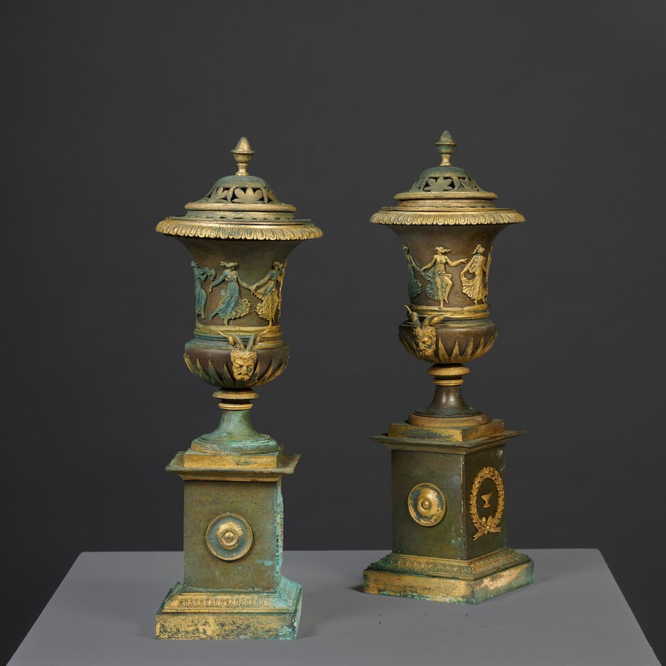 Paire de grands vases couverts de forme Médicis en bronze patiné et doré d'é... - 9