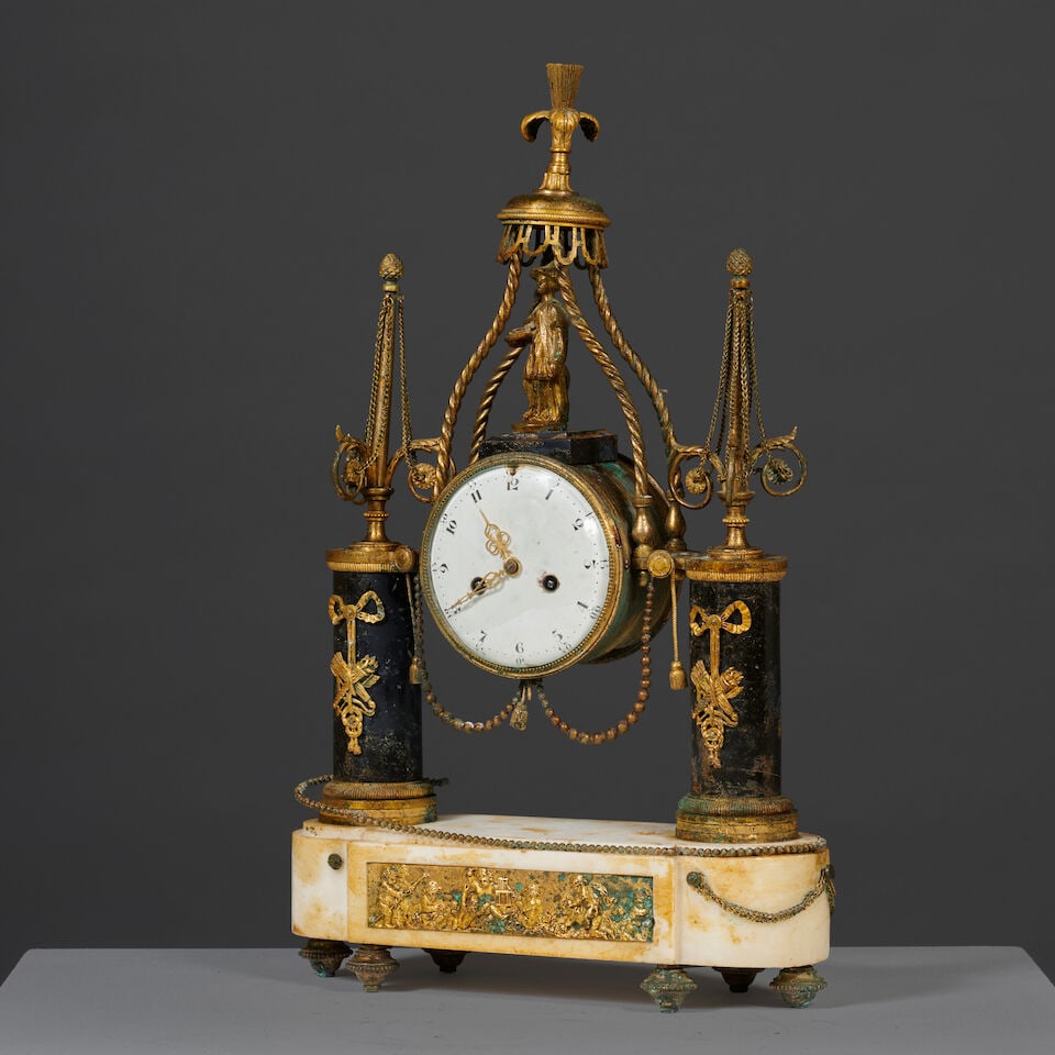 Pendule portique au chinois en marbre blanc, noir et bronze doré, décor au chinois, d'...: Pendule portique au chinois en marbre blanc, noir et bronze doré, décor au chinois, d'époque Louis XVI A Louis XVI portico chinese clock in white and black marble with gilt-bronze