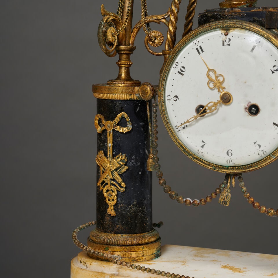 Pendule portique au chinois en marbre blanc, noir et bronze doré, décor au chinois, d'... - 2
