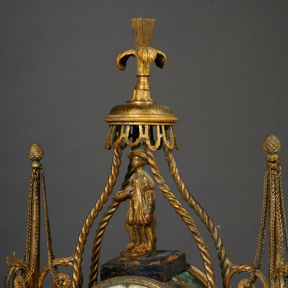 Pendule portique au chinois en marbre blanc, noir et bronze doré, décor au chinois, d'... - 3