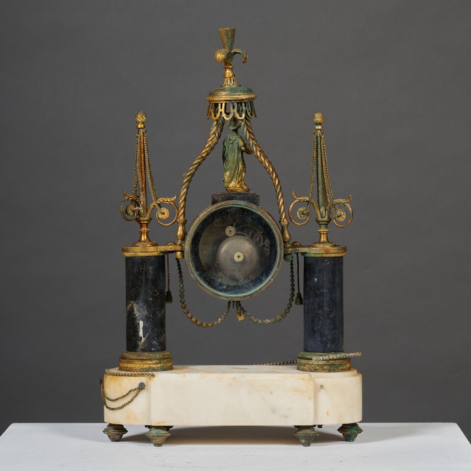 Pendule portique au chinois en marbre blanc, noir et bronze doré, décor au chinois, d'... - 4