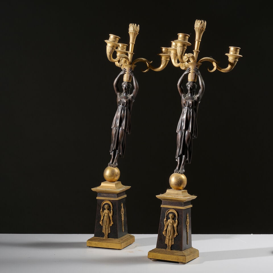 Paire de candélabres en bronze à patine brune et dorée à quatre lumière...: Paire de candélabres en bronze à patine brune et dorée à quatre lumières d'époque Restauration A pair of candelabra in brown-patinated and gilt-bronze, four lights,