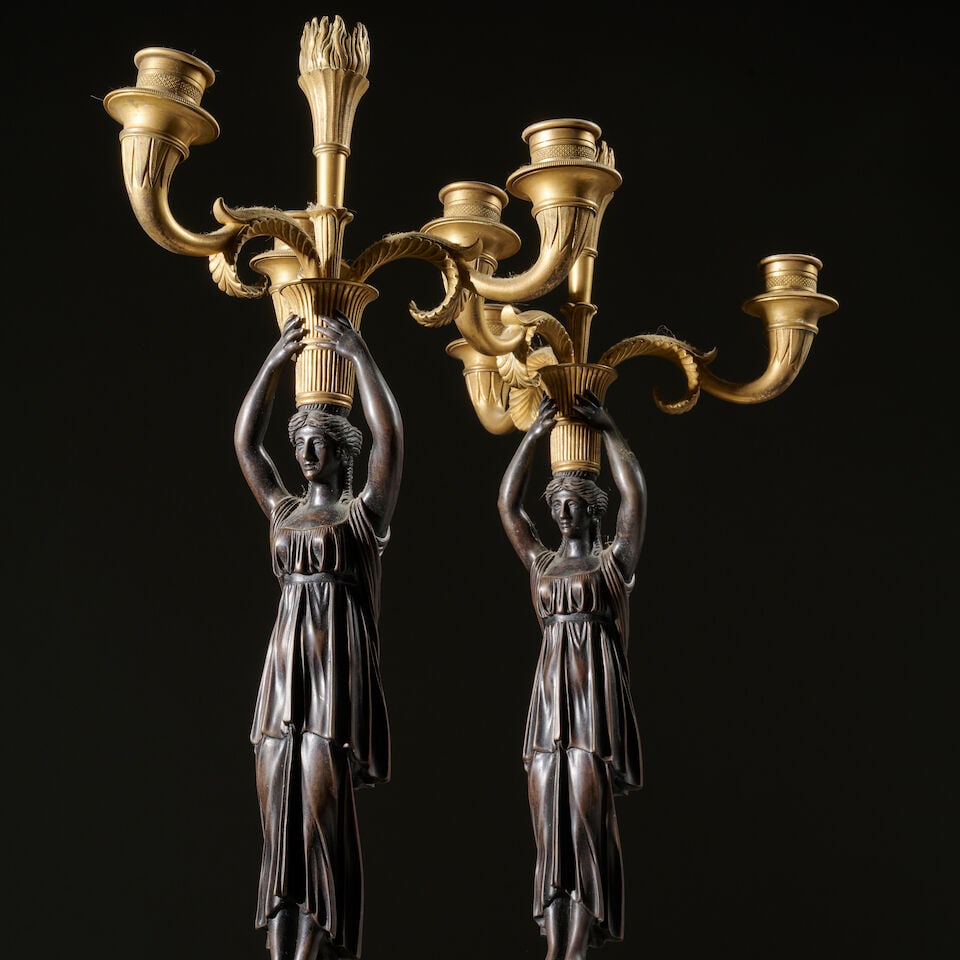 Paire de candélabres en bronze à patine brune et dorée à quatre lumière... - 2