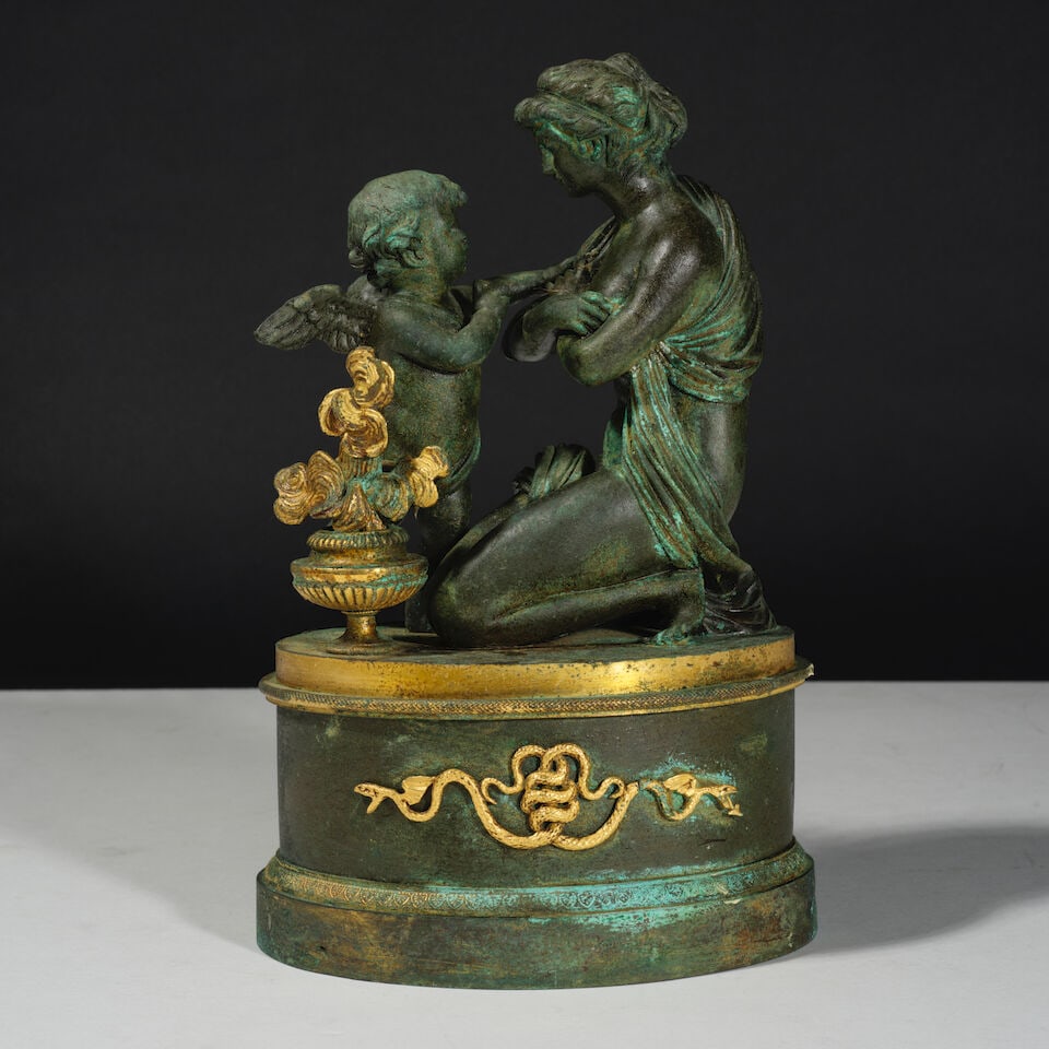 Groupe en bronze patiné et doré Aphrodite et l'Amour d'époque Empire A patinated ...: Groupe en bronze patiné et doré Aphrodite et l'Amour d'époque Empire A patinated and gilt-bronze group depicting Aphrodite and Eros, first half of the 19th century Aphrodite à