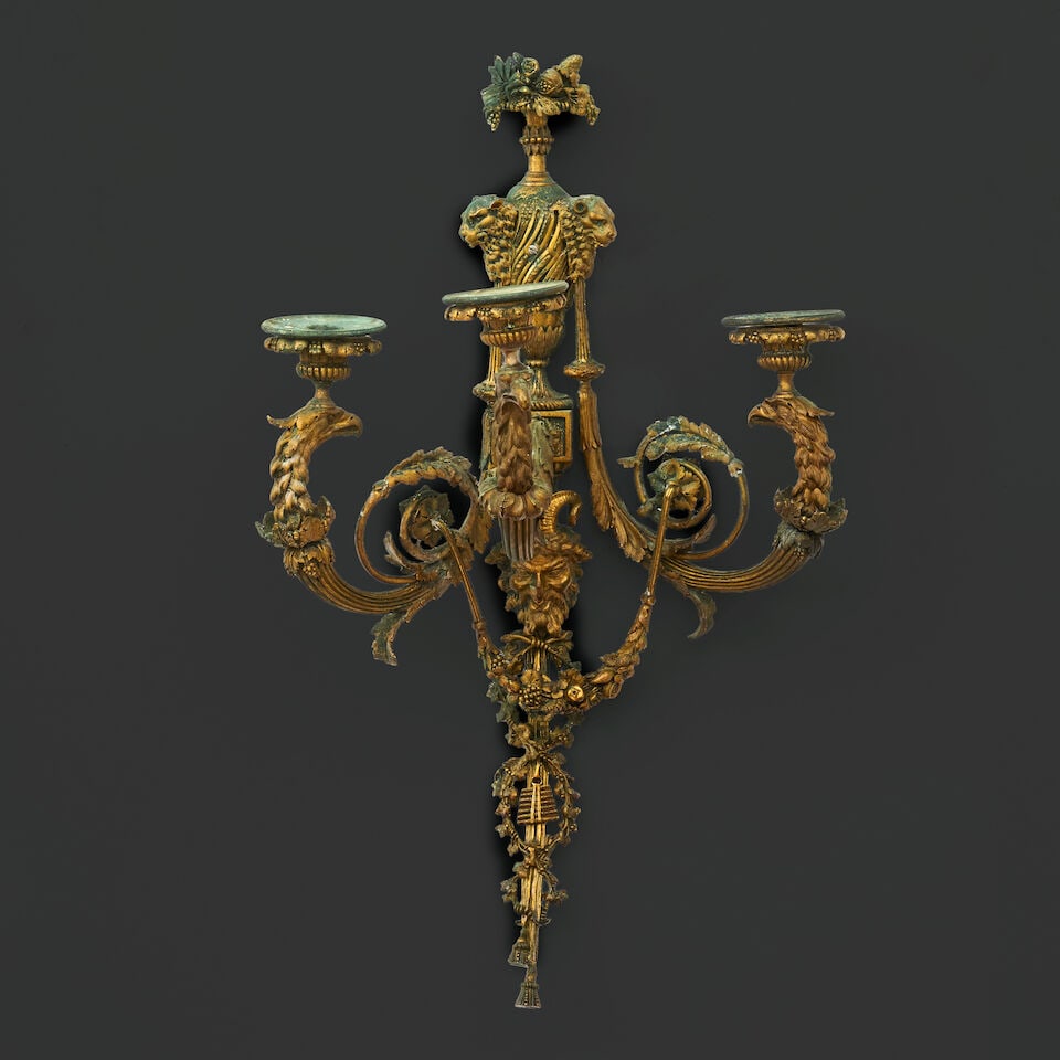Belle applique à trois bras de lumière en bronze doré d'époque Louis XVI, en...: Belle applique à trois bras de lumière en bronze doré d'époque Louis XVI, entourage de Jean Louis Prieur A Louis XVI three-light wall applique in gilt-bronze in the manner of Jean