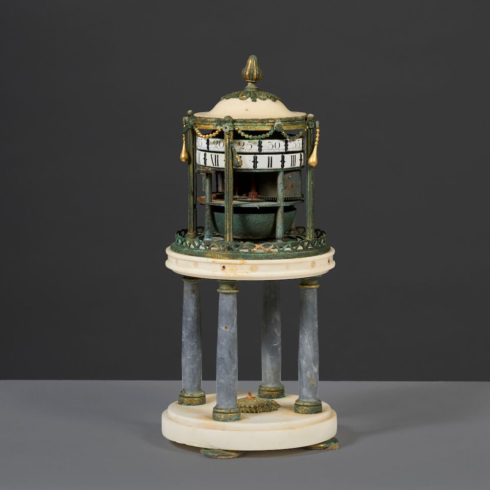 Pendule à cadrans tournants, en marbre blanc et bleu turquin, bronzes doré d'époq...: Pendule à cadrans tournants, en marbre blanc et bleu turquin, bronzes doré d'époque Louis XVI A Louis XVI rotating dial clock in white and bleu turquin marble with gilt-bronze mounts,