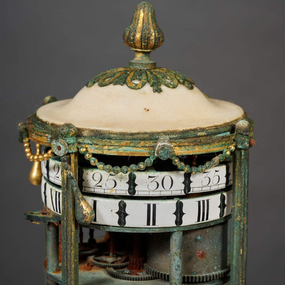 Pendule à cadrans tournants, en marbre blanc et bleu turquin, bronzes doré d'époq... - 4