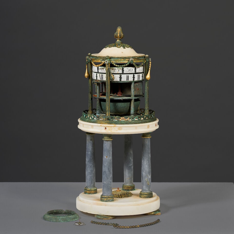 Pendule à cadrans tournants, en marbre blanc et bleu turquin, bronzes doré d'époq... - 5