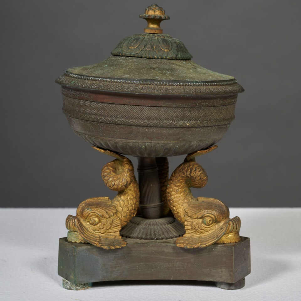 Suite de trois coupes couvertes aux dauphins en bronze patiné et doré du XIXe siè... - 2