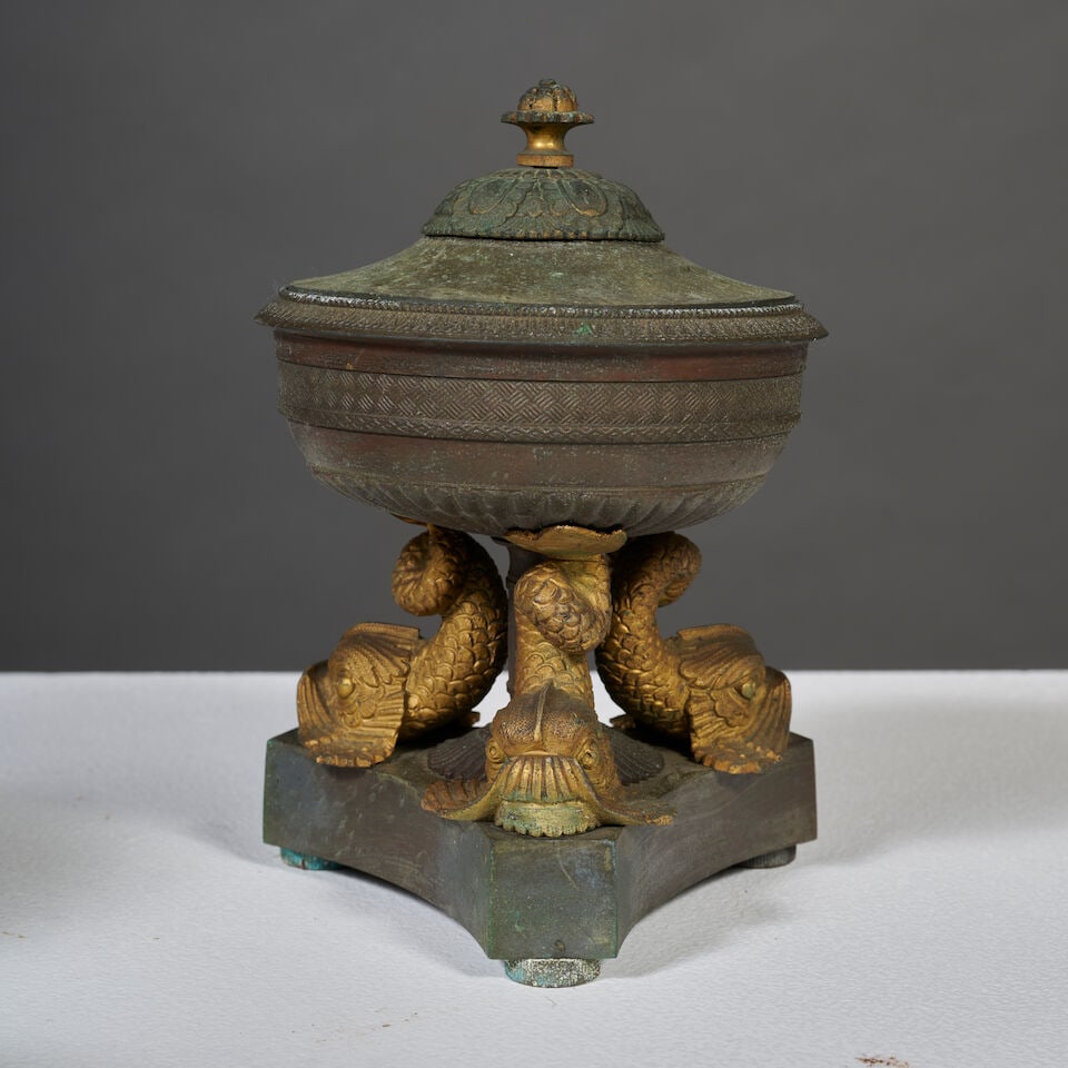 Suite de trois coupes couvertes aux dauphins en bronze patiné et doré du XIXe siè... - 3