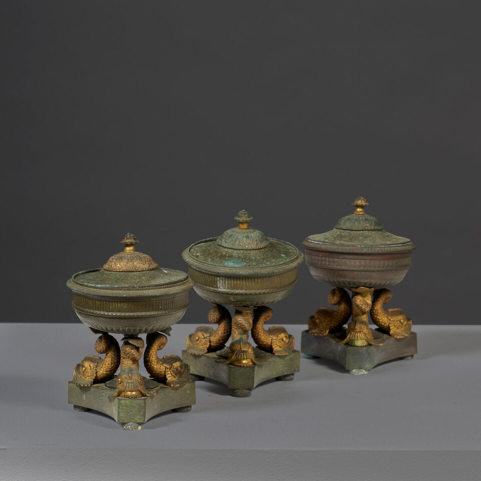 Suite de trois coupes couvertes aux dauphins en bronze patiné et doré du XIXe siè... - 4