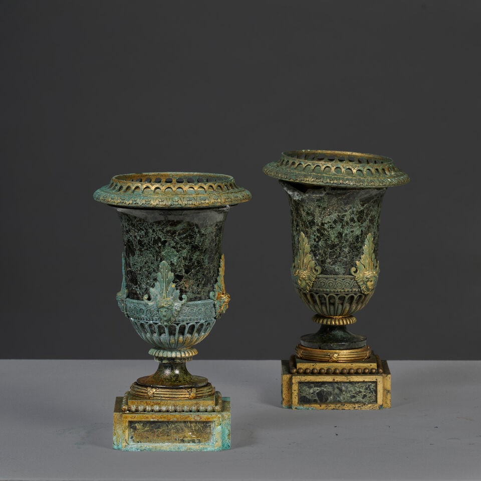 Paire vases de forme Médicis en marbre vert et bronze doré du XIXe siècle A pair ...: Paire vases de forme Médicis en marbre vert et bronze doré du XIXe siècle A pair of Medici-shaped vases in green marble with gilt-bronze mounts, 19th century Monture en bronze