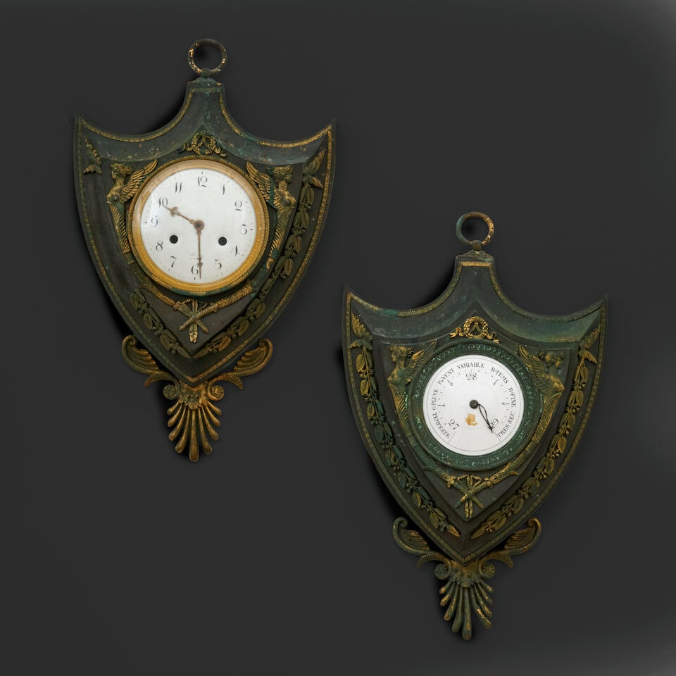 Paire de cartel et pendule d'applique en forme d'écu en bronze patiné et doré du ... (1 of 7)