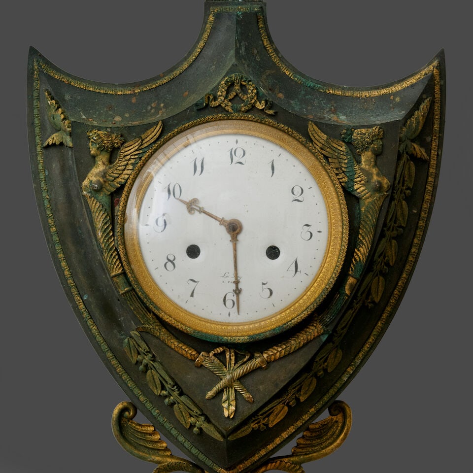 Paire de cartel et pendule d'applique en forme d'écu en bronze patiné et doré du ... - 2