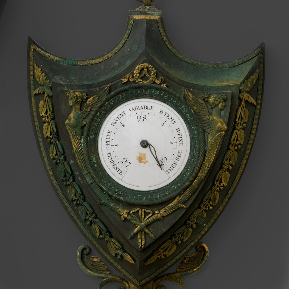 Paire de cartel et pendule d'applique en forme d'écu en bronze patiné et doré du ... - 3