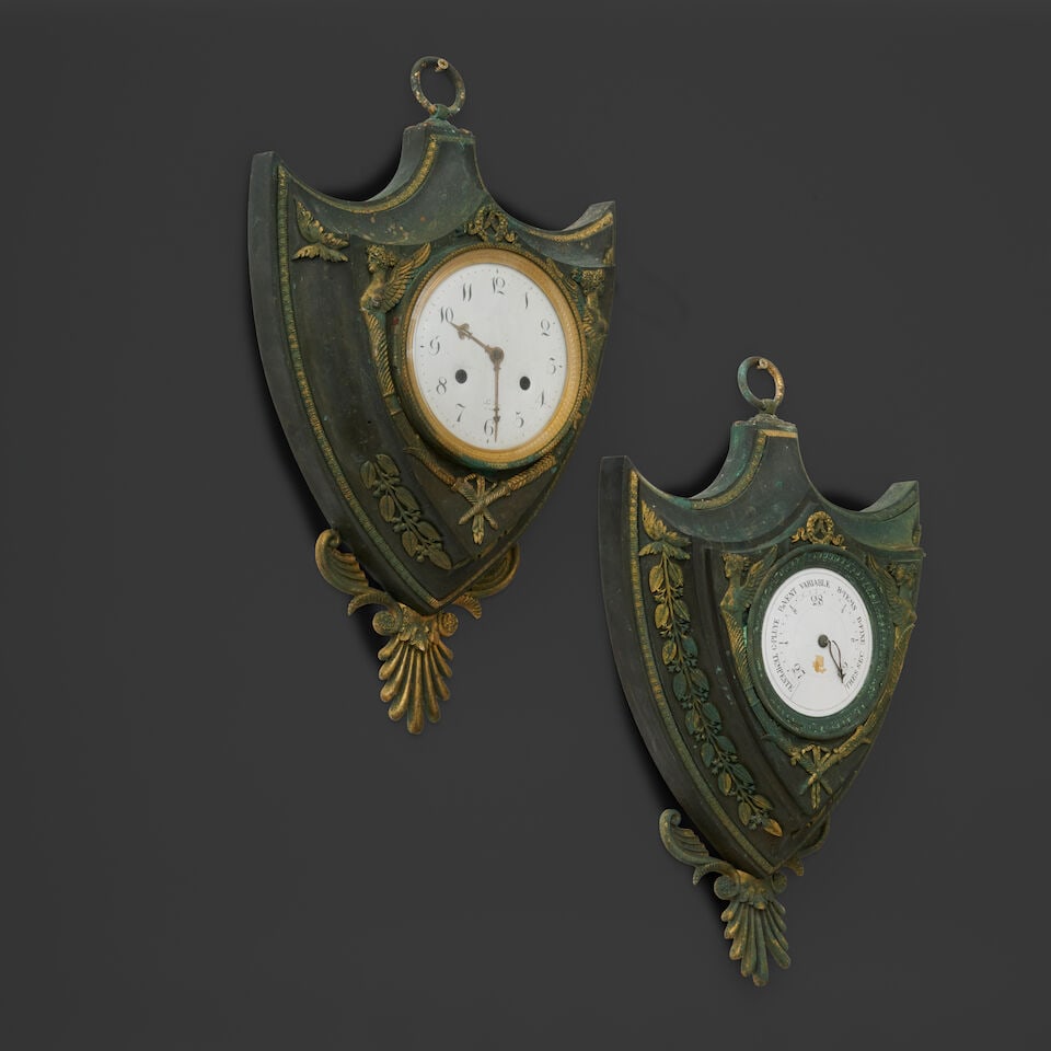 Paire de cartel et pendule d'applique en forme d'écu en bronze patiné et doré du ... - 4