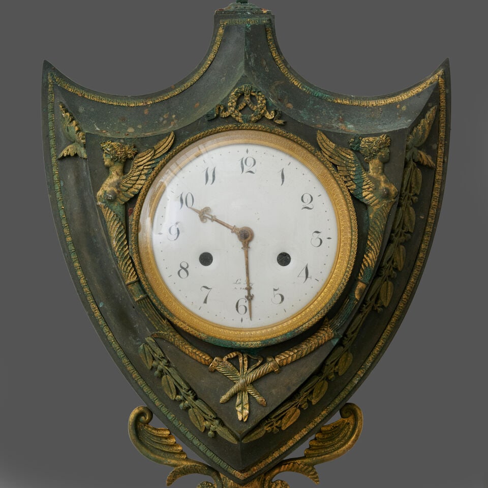 Paire de cartel et pendule d'applique en forme d'écu en bronze patiné et doré du ... - 5