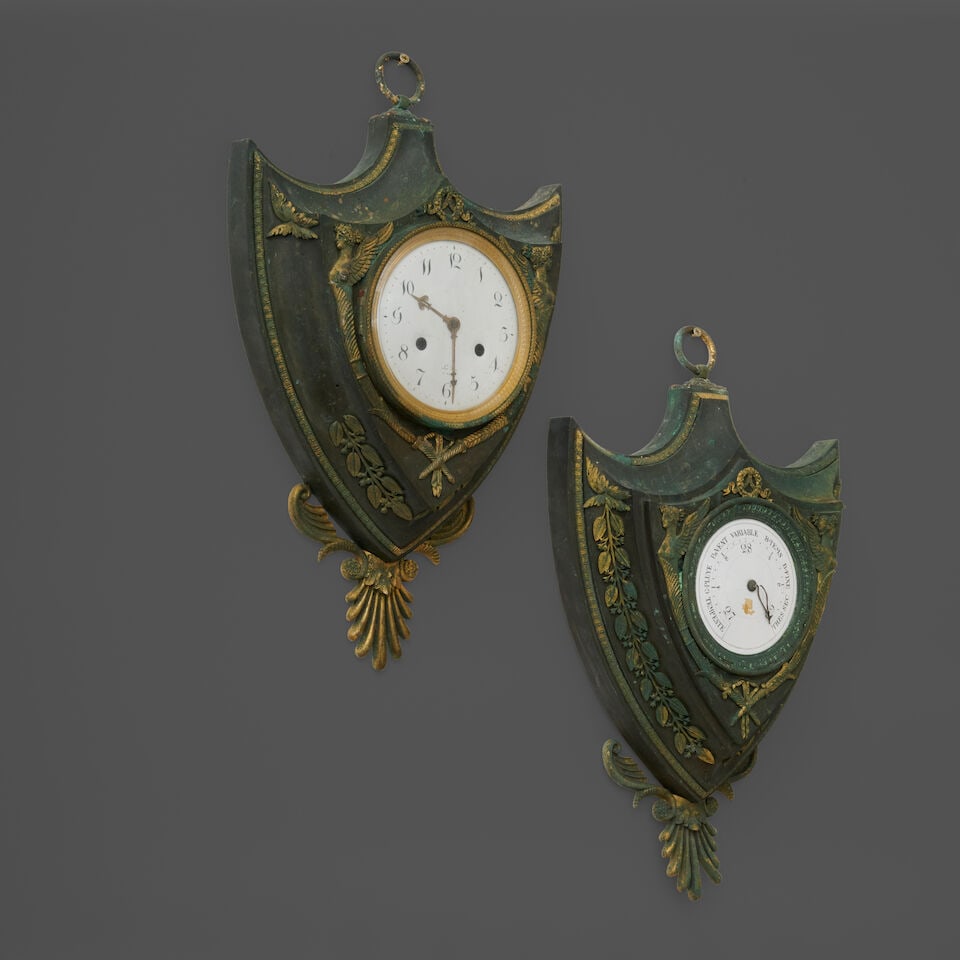 Paire de cartel et pendule d'applique en forme d'écu en bronze patiné et doré du ... - 7