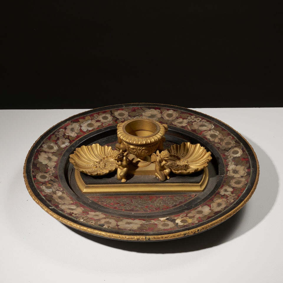 Important encrier de forme circulaire en bois noirci et marqueterie d'écaille rouge, et bro...: Important encrier de forme circulaire en bois noirci et marqueterie d'écaille rouge, et bronze doré du XIXe siècle A 19th century large inkwell in ebonized wood with red tortoiseshell