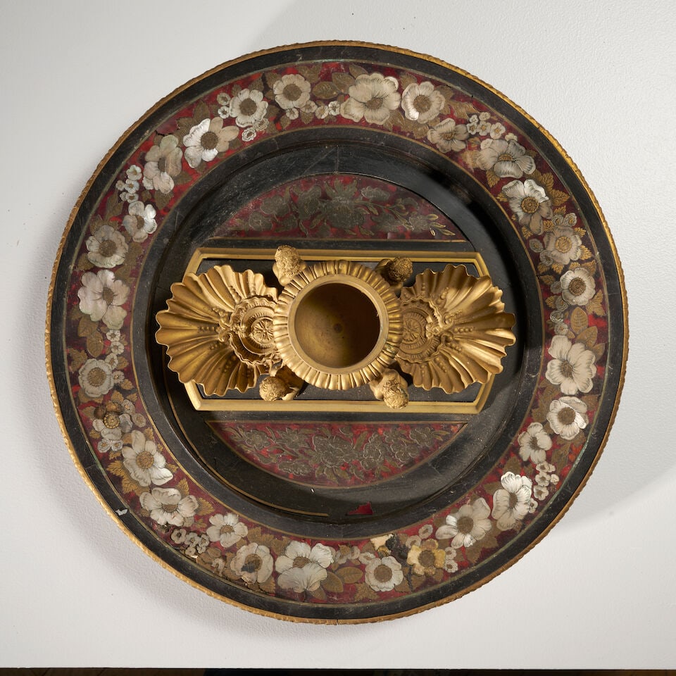 Important encrier de forme circulaire en bois noirci et marqueterie d'écaille rouge, et bro... - 2