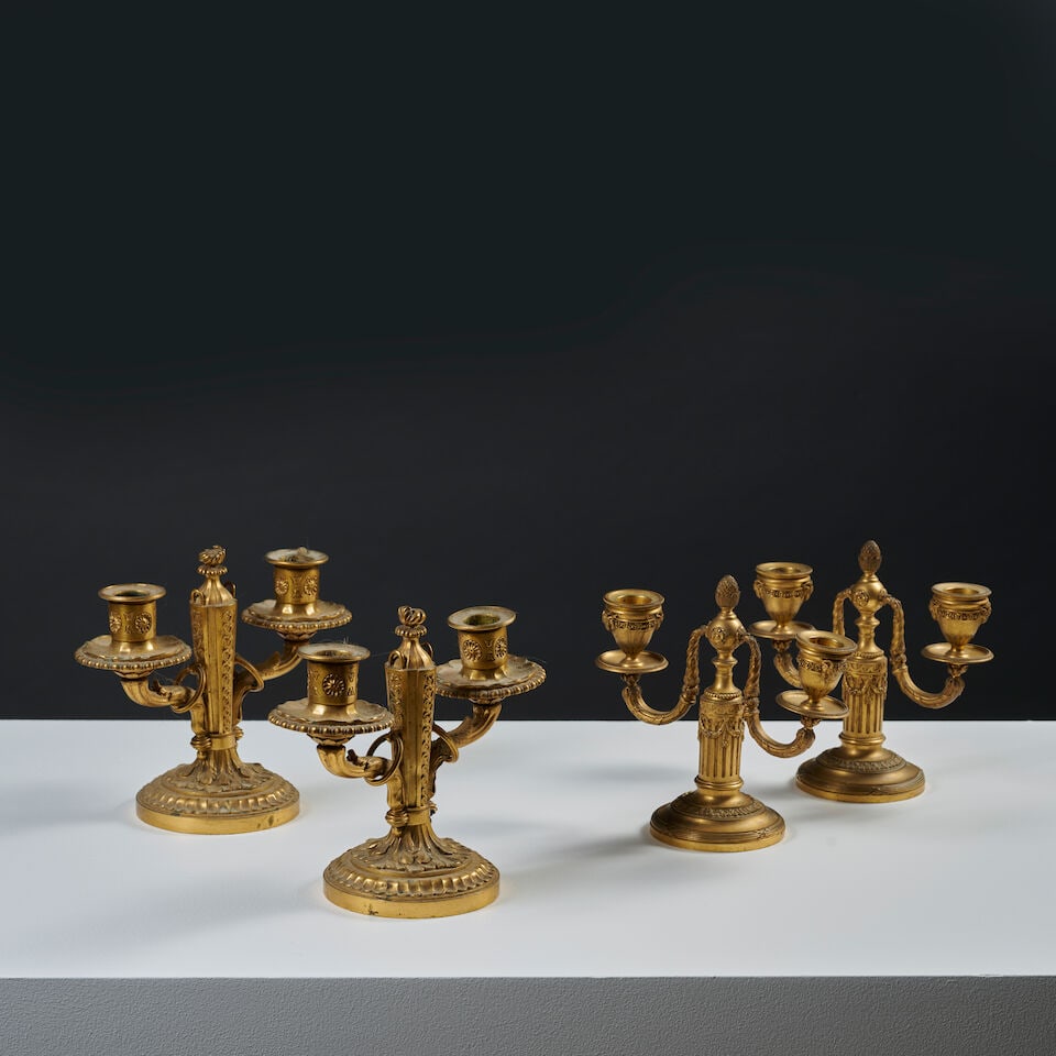 Deux paires de double flambeau en bronze doré et ciselé de style Louis XVI Two pairs o...: Deux paires de double flambeau en bronze doré et ciselé de style Louis XVI Two pairs of Louis XVI style double candlesticks in gilt-bronze A décor ciselé de rinceaux