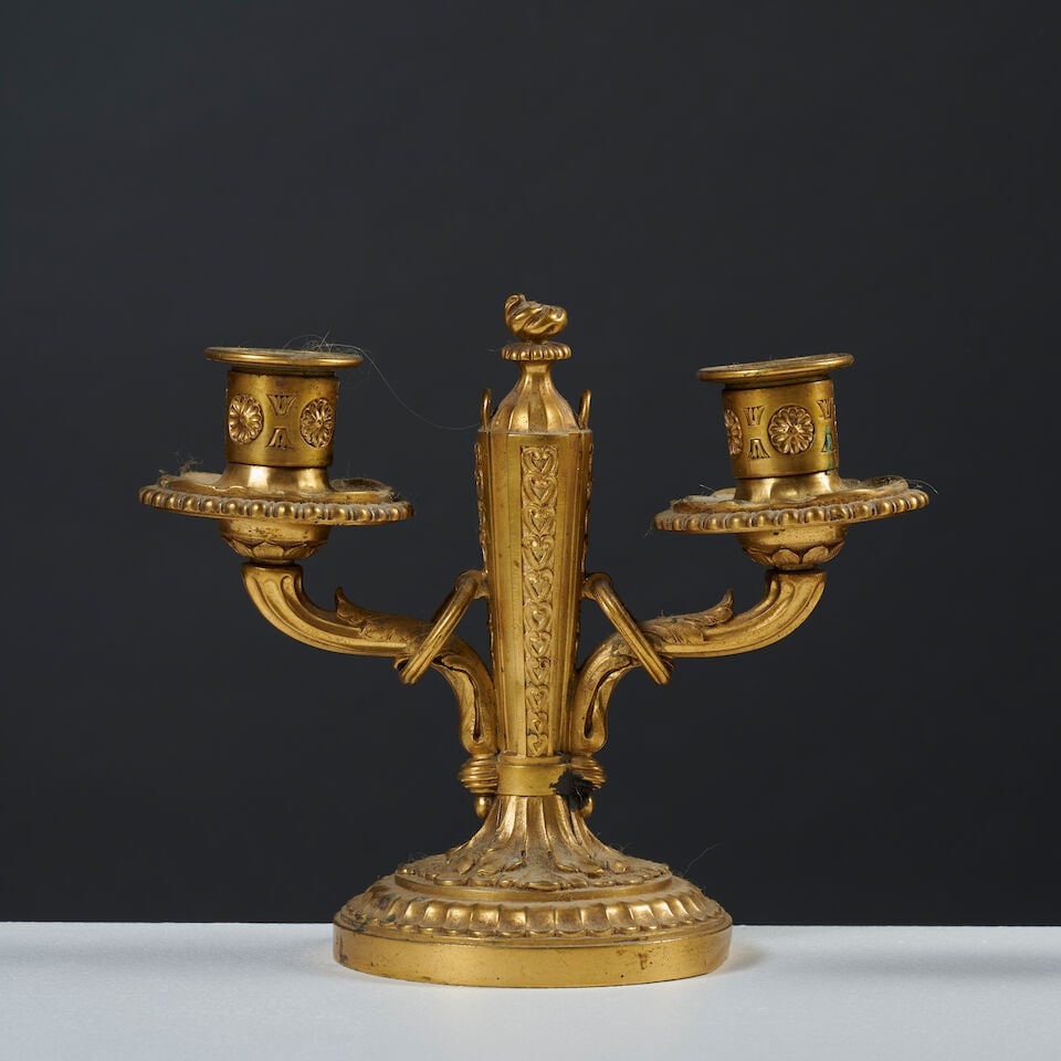 Deux paires de double flambeau en bronze doré et ciselé de style Louis XVI Two pairs o... - 3