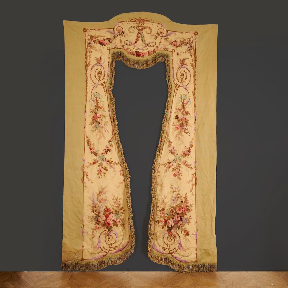 Paire de cantonnières en tapisserie d'Aubusson du milieu du XIXe siècle A pair of Aubu...: Paire de cantonnières en tapisserie d'Aubusson du milieu du XIXe siècle A pair of Aubusson tapestry cantonniere, mid-19th century Sur fond ivoire à larges guirlandes et bouquets de