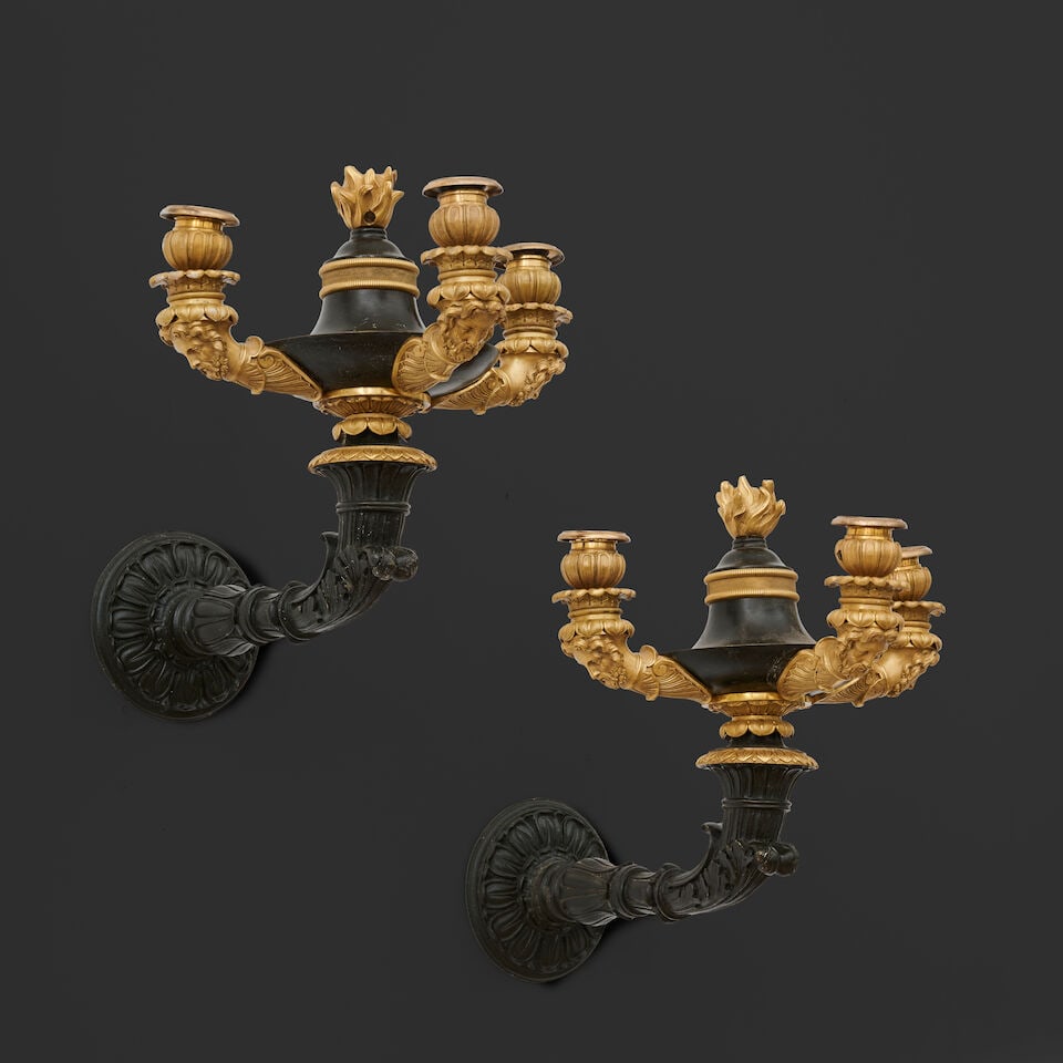 Paire d'appliques à quatre lumières, dont à tête d'homme barbu en bronze pat...: Paire d'appliques à quatre lumières, dont à tête d'homme barbu en bronze patiné et doré d'époque Louis Philippe A pair of Louis Philippe four-light wall appliques,