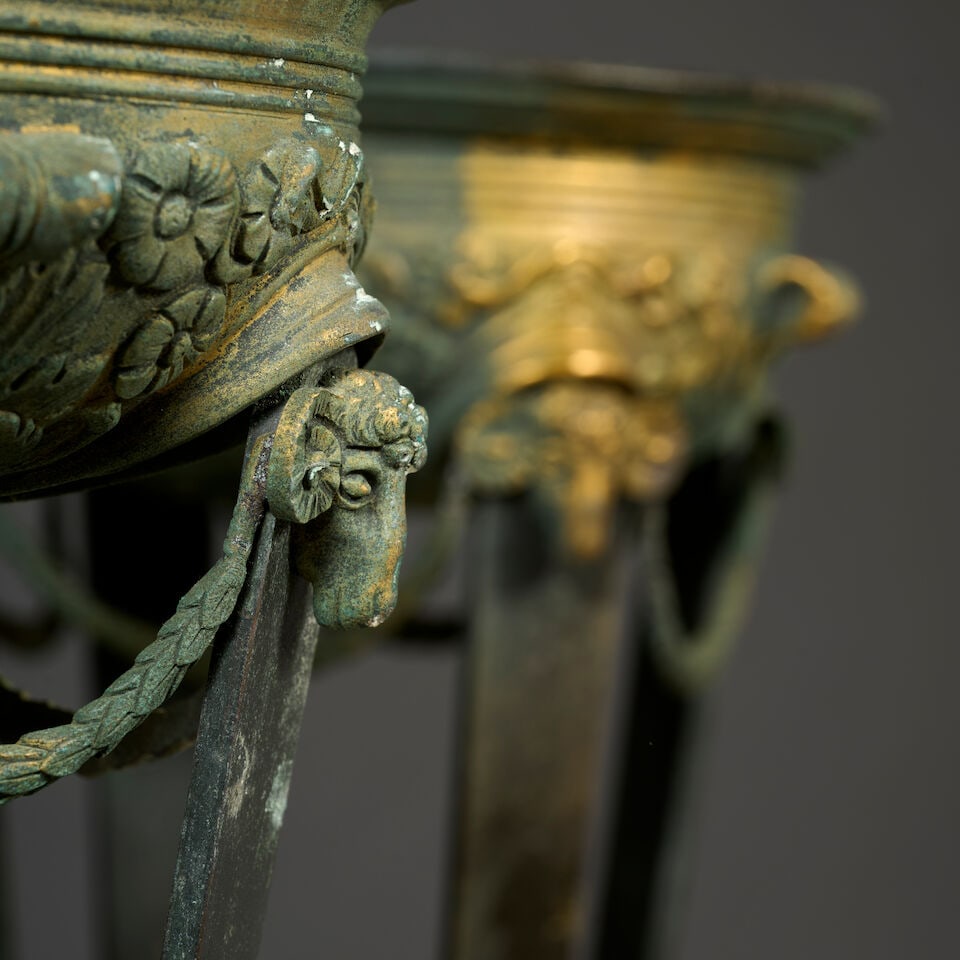 Paire de grandes coupes en forme d'athénienne en bronze patiné et doré du XIXe si... - 2