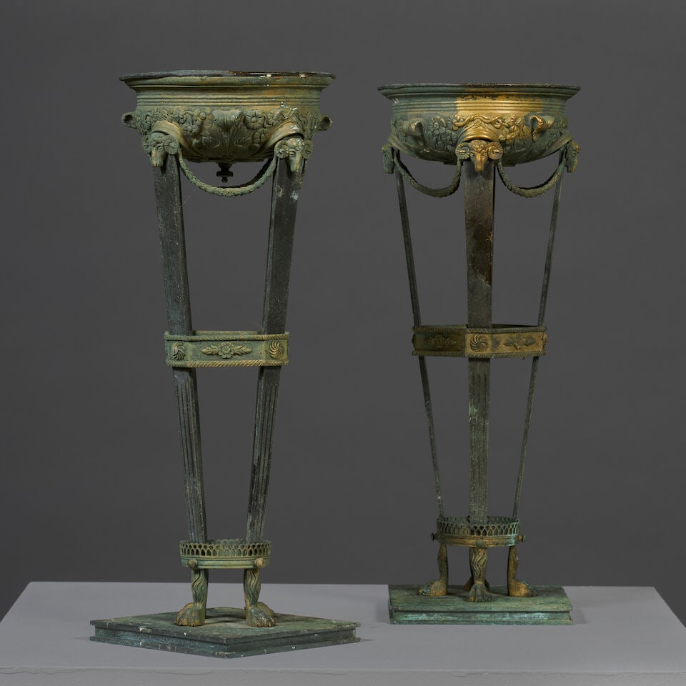 Paire de grandes coupes en forme d'athénienne en bronze patiné et doré du XIXe si... - 4