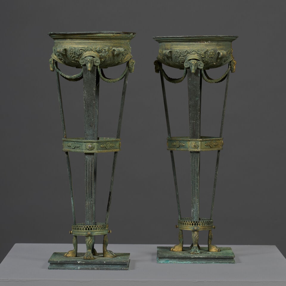 Paire de grandes coupes en forme d'athénienne en bronze patiné et doré du XIXe si... - 5