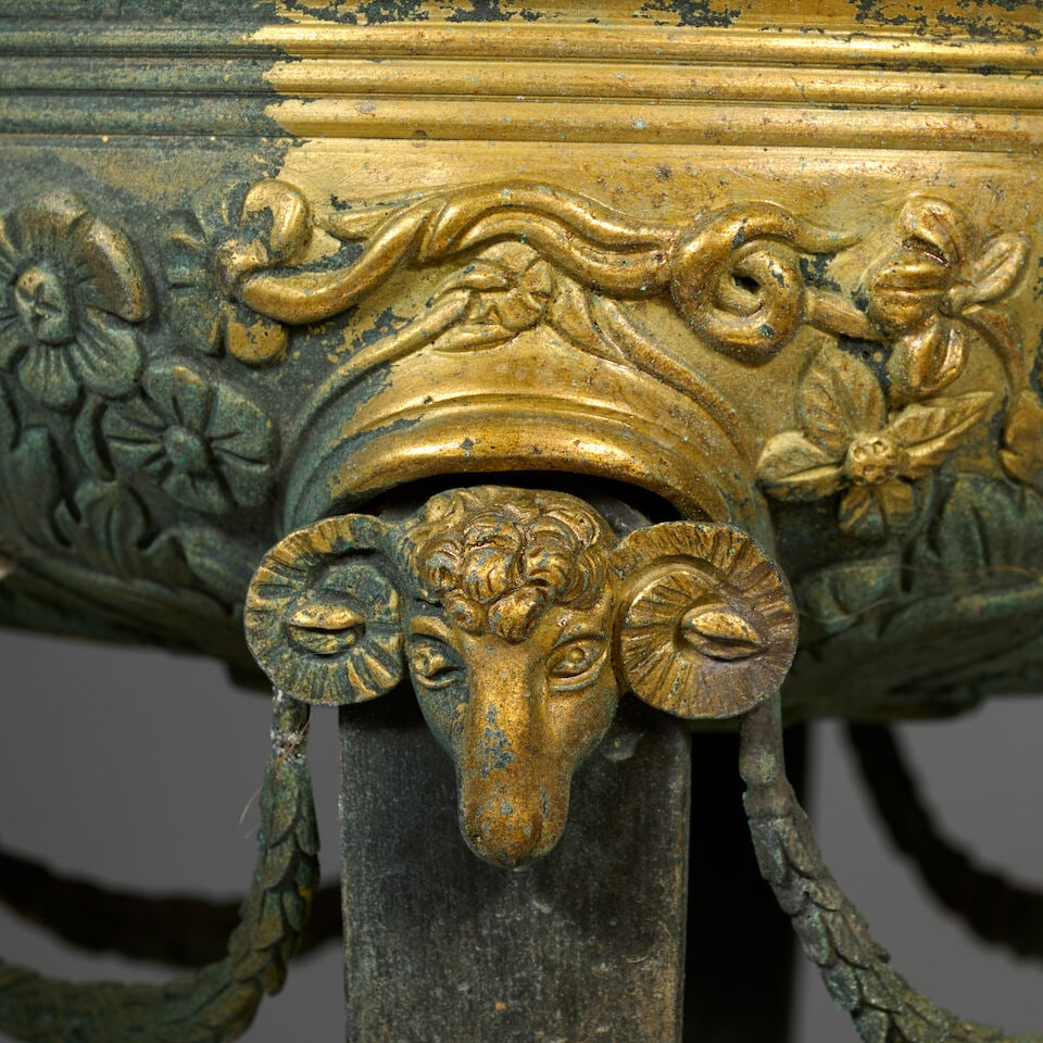 Paire de grandes coupes en forme d'athénienne en bronze patiné et doré du XIXe si... - 7