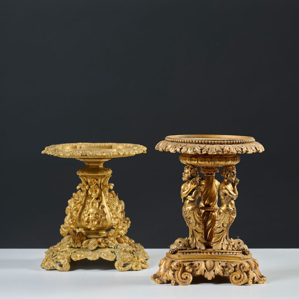 Deux coupes sur pied en bronze doré et ciselé d'époque Napoléon III Two gild...: Deux coupes sur pied en bronze doré et ciselé d'époque Napoléon III Two gilded, chiseled bronze footed bowls, Napoleon III A riche décor de termes, rinceaux feuillagés,