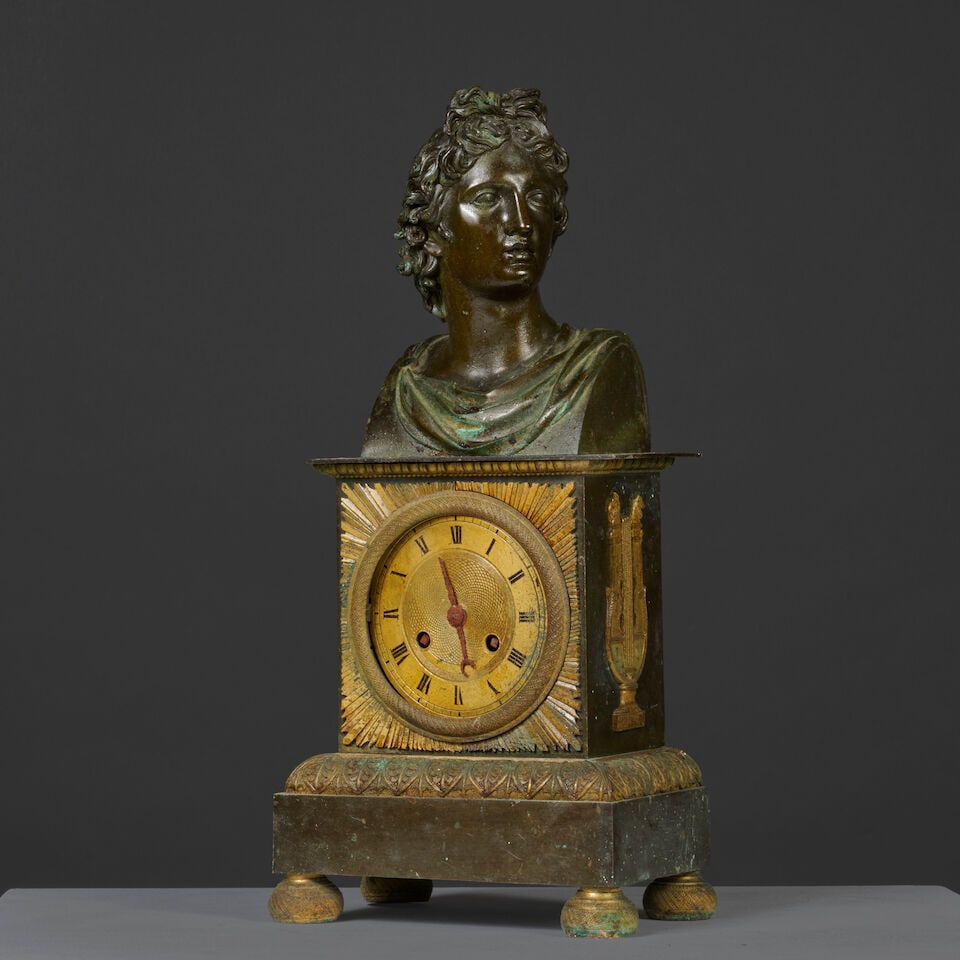 Pendule borne surmontée du buste de l'Apollon du Belvédère en bronze doré, b...: Pendule borne surmontée du buste de l'Apollon du Belvédère en bronze doré, bronze patiné et ciselé d'époque Restauration A mantel clock surmounted by the bust of