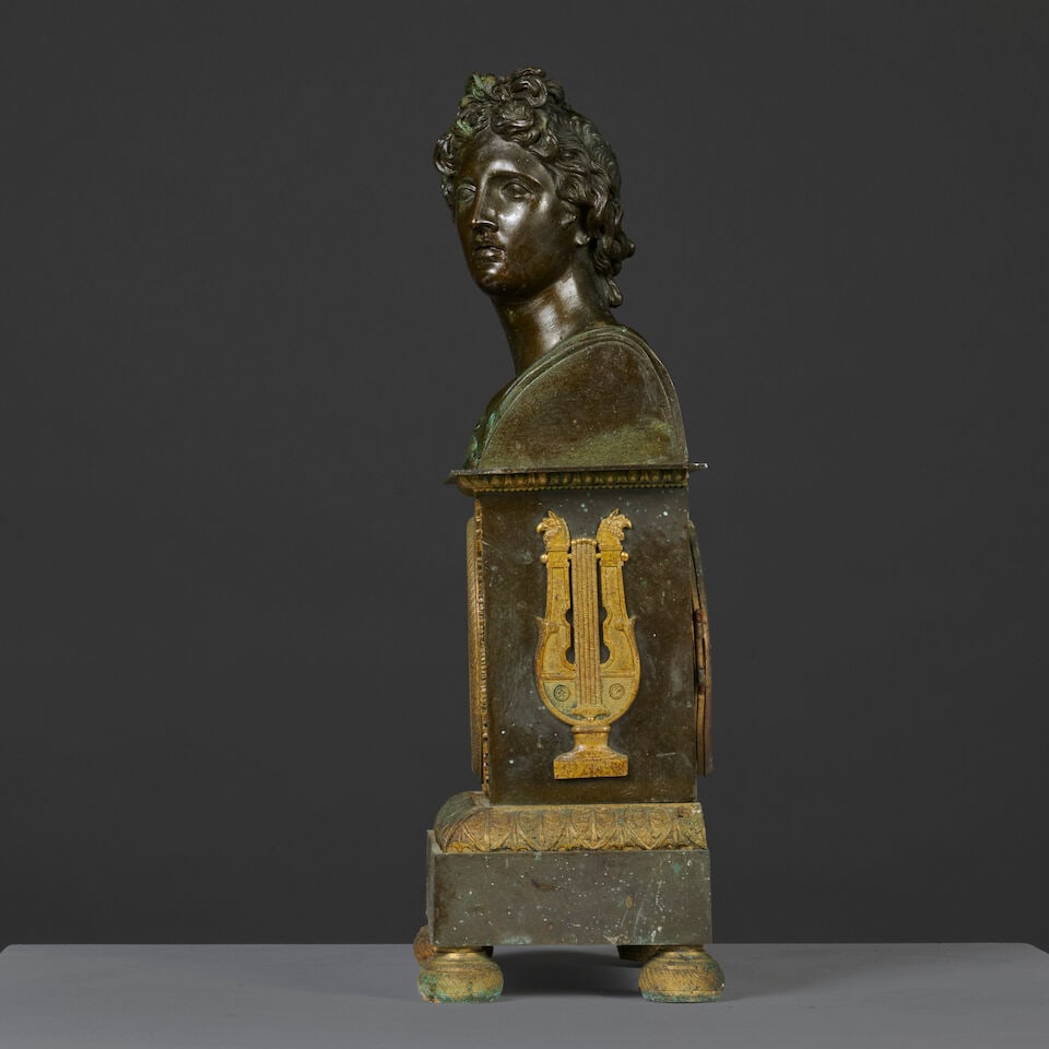 Pendule borne surmontée du buste de l'Apollon du Belvédère en bronze doré, b... - 2