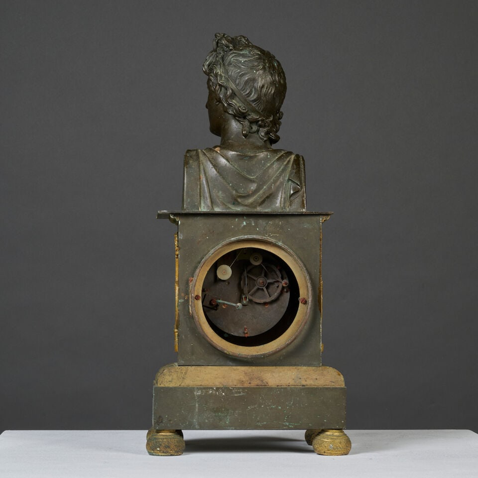 Pendule borne surmontée du buste de l'Apollon du Belvédère en bronze doré, b... - 3